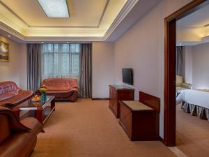 广州维也纳酒店广州机场②店的酒店客房设有一间卧室和一间客厅。