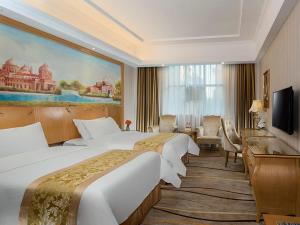 梅州维也纳酒店广东梅州江南店的酒店客房设有两张床和电视。