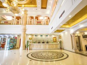 苏州维也纳酒店苏州乐园店的大型大堂,地板上铺着大地毯