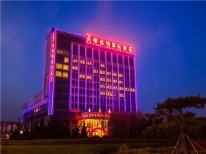 荣成维也纳国际酒店山东威海荣成店的建筑用蓝色和红色点亮
