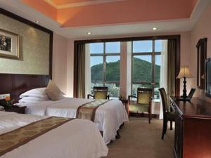 深圳维也纳酒店大学城店的酒店客房设有两张床和大窗户。