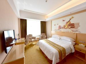 西宁维也纳酒店青海西宁胜利路店的酒店客房设有一张大床和一台电视。