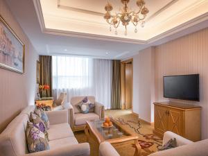 宝安维也纳酒店深圳福永地铁站店的带沙发和电视的客厅