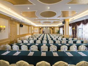 宝安维也纳酒店深圳龙华人民南路店的一个带桌椅的大型宴会厅