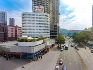 深圳维也纳酒店深圳罗湖口岸店的一条繁忙的城市街道,有汽车和建筑