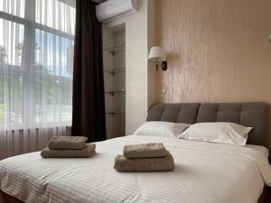 敖德萨Lustforlive的一间卧室配有一张大床和两条毛巾