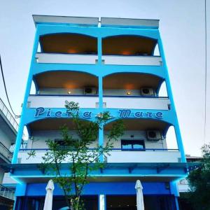 帕拉利亚卡泰里尼斯PIERIA MARE的蓝色的建筑,设有两个阳台