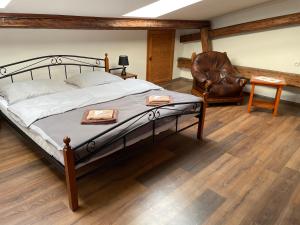 弗里代克-米斯泰克格言酒店的一间卧室配有一张床和一张皮椅
