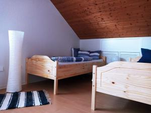 帕德博恩Ferienwohnung am Lippesee的一间卧室设有两张床和木制天花板