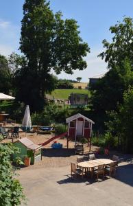 BösdorfHof Schlossblick的一个带野餐桌的游乐场和一个游乐区