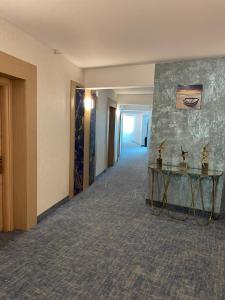 马马亚Alcor Beach Hotel的中间设有桌子的酒店走廊
