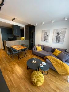 贝尔格莱德DOM Boutique Apartments - Park View的客厅配有沙发和桌子
