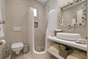 阿吉奥斯普罗科皮奥斯Ruby of Naxos的一间带水槽、卫生间和镜子的浴室