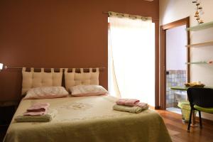 阿格里真托B&B Le Casette Di Lù的一间卧室配有一张床,上面有两条毛巾