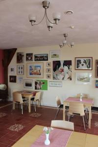 WartenWartena Hoeve - Vega B&B的用餐室配有桌椅和墙上的照片