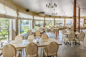 鲁斯克阿拉База отдыха Черные камни Гостиница的餐厅设有桌椅和窗户。