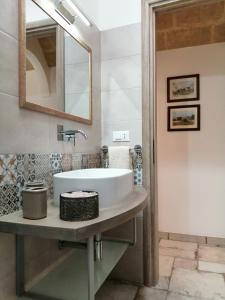 卡斯特里尼亚诺德尔卡波Santa Maria de Lu Trisciulu的一间带水槽和镜子的浴室