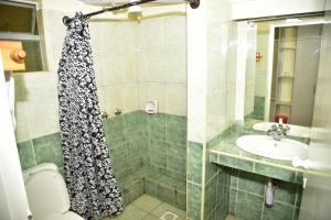 Klique Hotel Eldoret的一间浴室