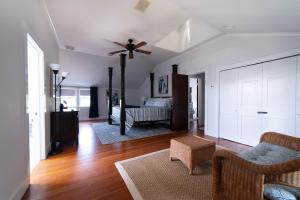 汉普顿贝斯Aria & Mare Hamptons的客厅配有吊扇和沙发。