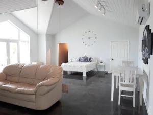 拿骚Secluded and Modern Beachfront House的白色的客厅配有沙发和1张床