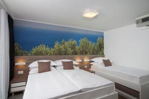 图彻皮Bluesun hotel Neptun - All inclusive的美景客房内的两张床