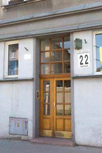克拉科夫Cosy Apartment 2的建筑物的门,上面有标志