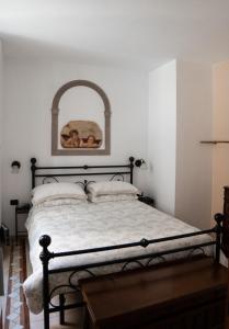 莱科La Maison de Miki的一间卧室,配有一张位于上面的拱门的床