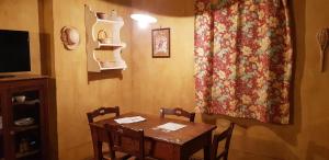 费尔莫菲奥雷德坎普农庄公寓的一间带桌子和窗帘的用餐室