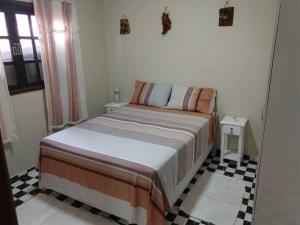 圣代佩德罗chaler Sao Jorge的卧室内的一张床位,铺有 ⁇ 形地板