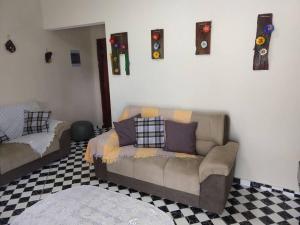 圣代佩德罗chaler Sao Jorge的带沙发和 ⁇ 桌的客厅