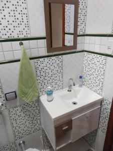 圣代佩德罗chaler Sao Jorge的浴室设有白色水槽和镜子