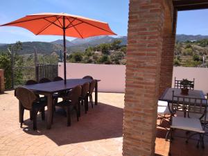 YunqueraLa Revuelta的庭院内桌椅和遮阳伞