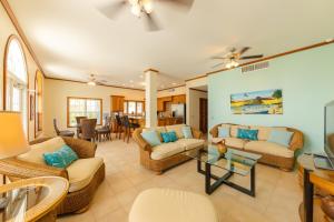 圣佩德罗Tara Del Sol Resort的客厅配有柳条家具和桌子