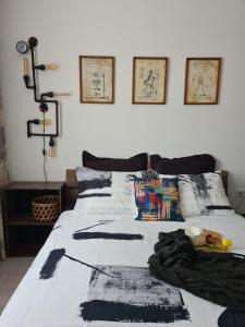 布拉索夫Tonic Studio Coresi的一张配有黑白床单和枕头的床