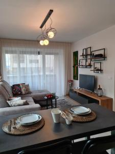 布拉索夫Tonic Studio Coresi的客厅配有桌子和沙发