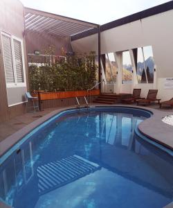 皇后镇Rydges Lakeland Resort Queenstown的一个带椅子的大型游泳池和一个庭院