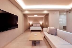 宁越Tops10 Resort Donggang Cistar的客厅配有沙发和1张床