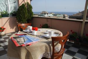 热那亚La Casa sui Tetti的海景阳台上的桌子