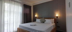 KalametiyaEndlessblue Resort Kalametiya的一间卧室配有一张床,上面有两条毛巾