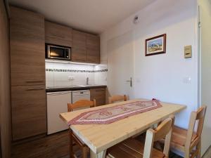 Appartement Plagne Soleil, 2 pièces, 4 personnes - FR-1-455-96的厨房或小厨房