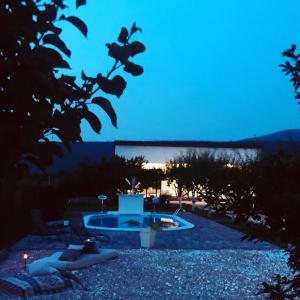 比哈奇Villa Una Dalia的享有游泳池的夜间景致