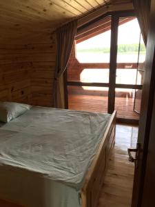 斯维季亚济Берег Світязя 2的小木屋内一间卧室,配有一张床