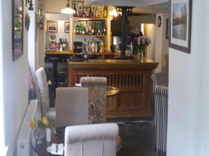 West Bradford3 Millstones Inn的一间酒吧,在房间内配有桌椅