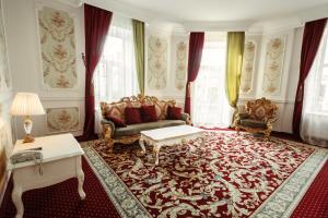 基辅皇家大酒店的客厅配有沙发和桌子