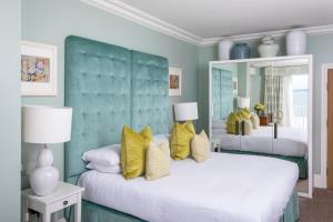 滨海绍森德罗斯林海滩酒店的一间卧室配有两张带黄色枕头的床
