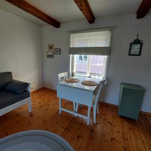 波尔沃Piispan majatalo, pieni erillistalo的客房设有桌椅和窗户。