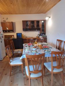 梅斯蒂亚Guest house Lekhtagi的厨房配有餐桌、椅子和桌子