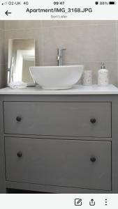 波特拉什The Loft , Portrush的浴室配有盥洗盆和白色盥洗盆。
