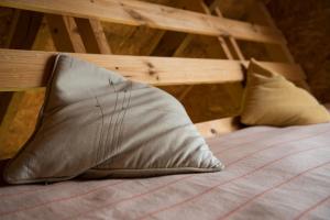Auri乌鲁西路里度假屋的床上一对枕头