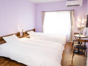 宫古岛Hotel Shion no Umi - Vacation STAY 13823v的带窗户的客房内的两张床